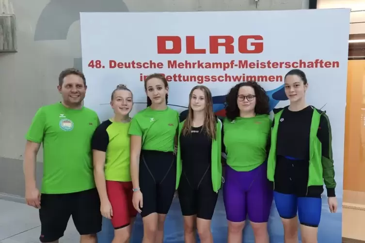 Trainer Andreas Kauf mit seinem Damenteam: (von links) Michelle Schäfer, Maria Schwarz, Maike Otremba, Emma Mensch, Milena Heil.