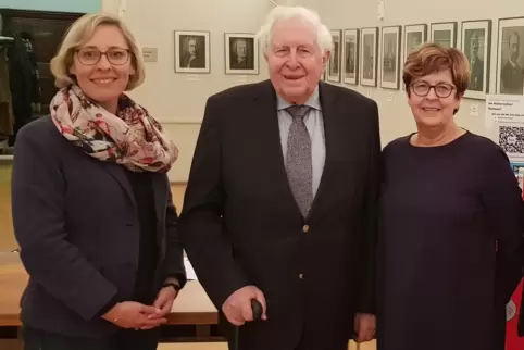 Oberbürgermeisterin Stefanie Seiler, Ehrenbürger Bernhard Vogel und Bürgermeisterin Monika Kabs (von links). 