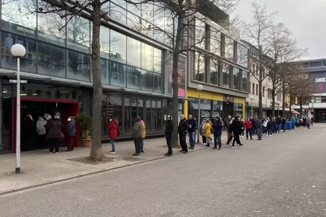 Manche hatten bereits zwei Stunden ausgeharrt, wie sie berichteten.