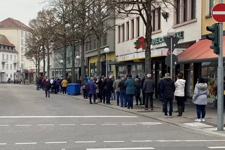 Gegen 10.15 Uhr standen die Impfwilligen bis an die Lammstra&szlig;e. 