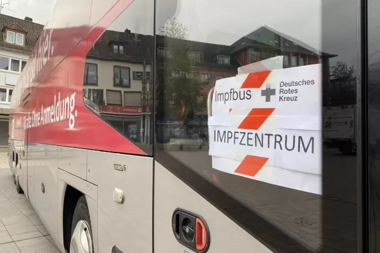 Wegen der K&auml;lte war das Personal des Impfbusses kurzerhand umgezogen. 