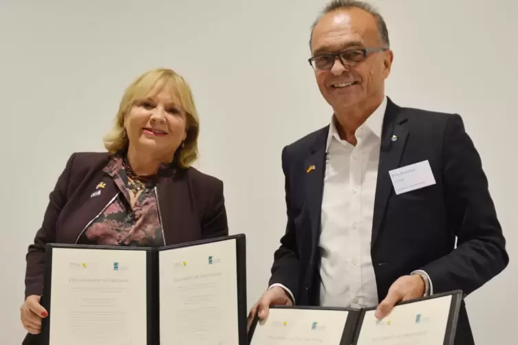 Die Partnerschaftsurkunden sind unterzeichnet: 