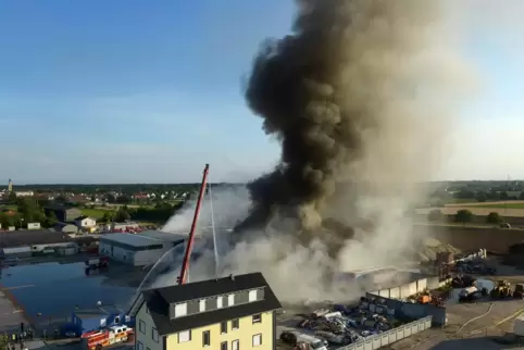 Der Brand in einem Reifenlager in Lingenfeld im Sommer 2013. Bei solchen Bränden soll auch das neue Fahrzeug des Kreises zum Ein