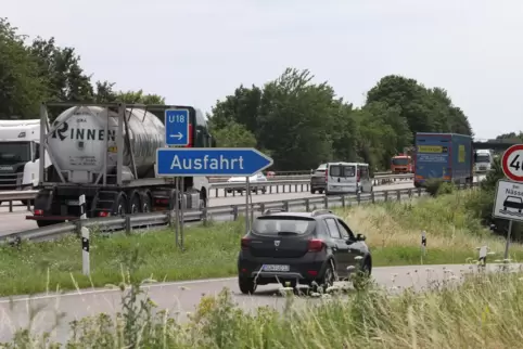 Das Überholverbot der Lkw auf einem Teilstück der A65 wurde überwacht. Vier Fahrer wurden erwischt. 