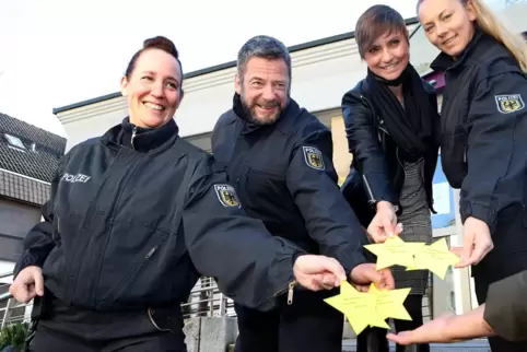 Standortleiter Michael Sziele mit dem Wunschsternteam Judith Kuha, Anna Cuntz und Sandra Strobawe (von links). 