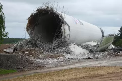 Im Sommer waren zwei der insgesamt sieben beim Schneebergerhof stehenden Windräder gesprengt worden. Sie sollen durch zwei neue, Im Sommer waren zwei der insgesamt sieben beim Schneebergerhof stehenden Windräder gesprengt worden. Sie sollen durch zwei neue,
