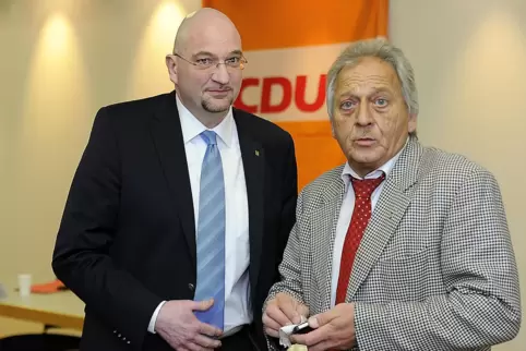 Bürgermeister Klaus Roth (links) soll am 20. Dezember 2012 seinem Oberbürgermeister Karlheinz Schöner den ominösen Vertrag mit e