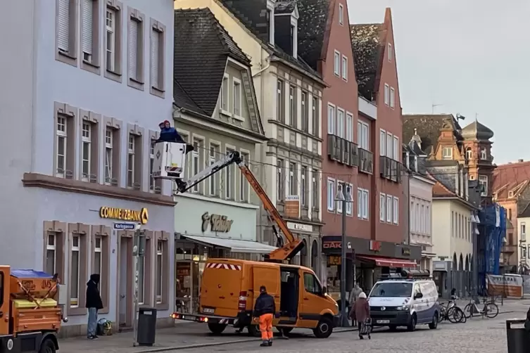 Weihnachtsbeleuchtung: In der Hauptstraße hängen schon Lichterketten. 