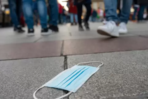 Kontaktverfolgung bei Corona-Infizierten: Gesundheitsämter in Kreisen und Städten ziehen die Notbremse. 