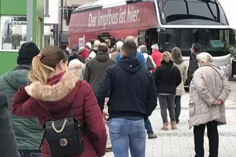 Schlangestehen vor dem Impfbus wie hier in Grünstadt: Damit es mit dem Booster vorangeht, sollen bald mehr Fahrzeuge unterwegs s