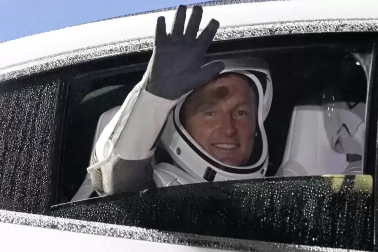 Der deutsche Astronaut Matthias Maurer winkt, als er vor der Fahrt zur Startrampe 39-A im Kennedy Space Center in Cape Canaveral