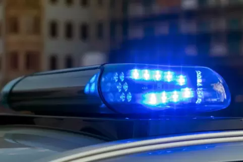 Die Polizei leitete den Verkehr über die Gegenspur
