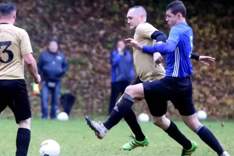 Der TuS Bedesbach-Patersbach II (in Blau) und der SV Herschweiler-Pettersheim kämpfen in der Gruppe A der B-Klasse noch um einen