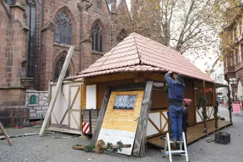 Derzeit läuft der Aufbau des Kaiserslauterer Weihnachtsmarkts.