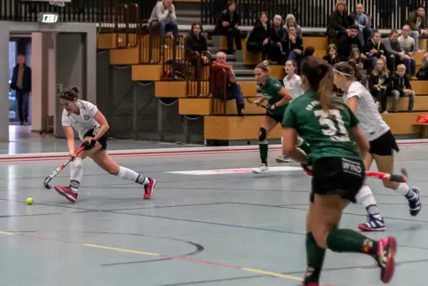 Rike Wöste (am Ball) gehört zu den Spielerinnen, die dem DHC erhalten geblieben sind. Im Hintergrund ist die Tribüne zu sehen, d