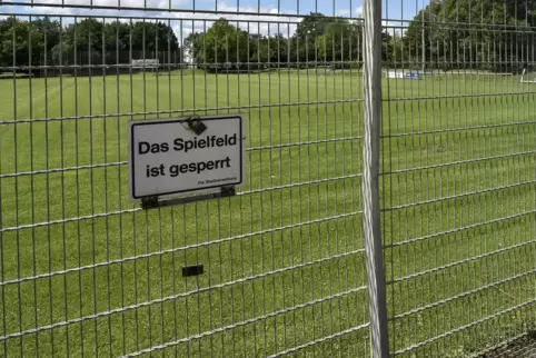 Dieses Schild soll nach der Sanierung des Naturrasens nach Möglichkeit seltener am Spielfeld des TuS Flomersheim hängen.