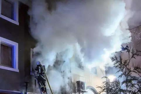 Großeinsatz kurz vor Weihnachten: Feuerwehr bekämpft den Brand in der Roßmarktstraße. Großeinsatz kurz vor Weihnachten: Feuerwehr bekämpft den Brand in der Roßmarktstraße.