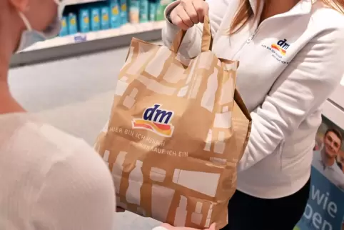 In Deutschland arbeiten 42.663 Menschen für DM, 2227 mehr als ein Jahr zuvor. 