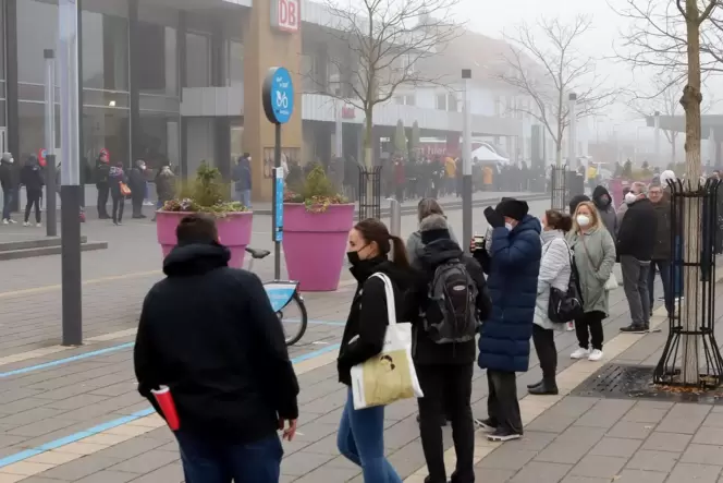 Die Schlange vor dem Impfbus zieht sich links herum am Haupteingang des Bahnhofs vorbei. Die Schlange vor dem Impfbus zieht sich links herum am Haupteingang des Bahnhofs vorbei.