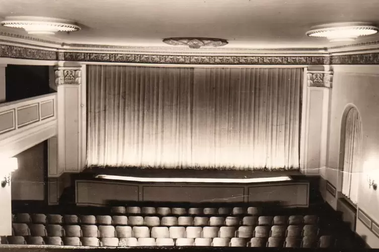 Der renovierte und neu gestaltete Saal des Film-Theaters Edenkoben wurde im November 1949 eröffent. 