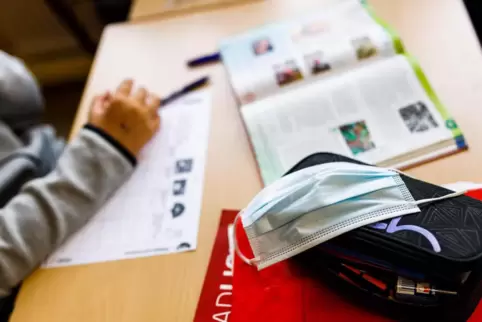 Viele Schulen im Landkeis melden derzeit positive Coronafälle. 