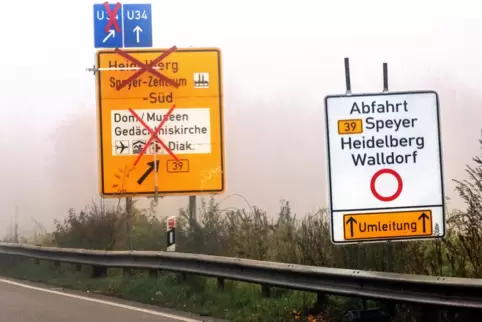 Absperrung: Die durchgestrichenen Schilder stehen erst direkt an der B9-Abfahrt bei Speyer. 