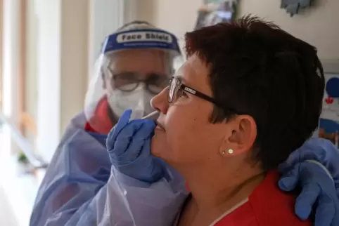 Diese Krankenschwester in Brandenburg lässt sich testen. Nun wird über eine obligatorische Impfung für Beschäftigte im Gesundhei
