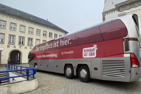 Zwischen Erkenbertruine und Rathaus: der Impfbus des Landes bei seinem Einsatz in Frankenthal. Zwischen Erkenbertruine und Rathaus: der Impfbus des Landes bei seinem Einsatz in Frankenthal.
