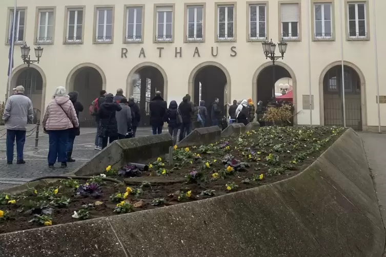 &Uuml;ber den ganzen Rathausplatz reichte die Warteschlange. 