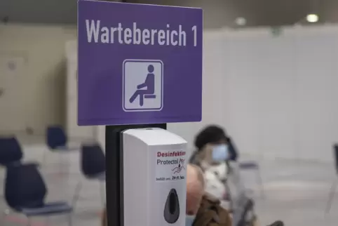 Eine große Halle mit Stühlen: Das Impfzentrum Wörth. 