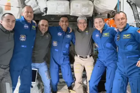Dieses von der NASA zur Verfügung gestellte Videostandbild zeigt die Besatzung nach der Ankunft von SpaceX Crew-3 an der Interna