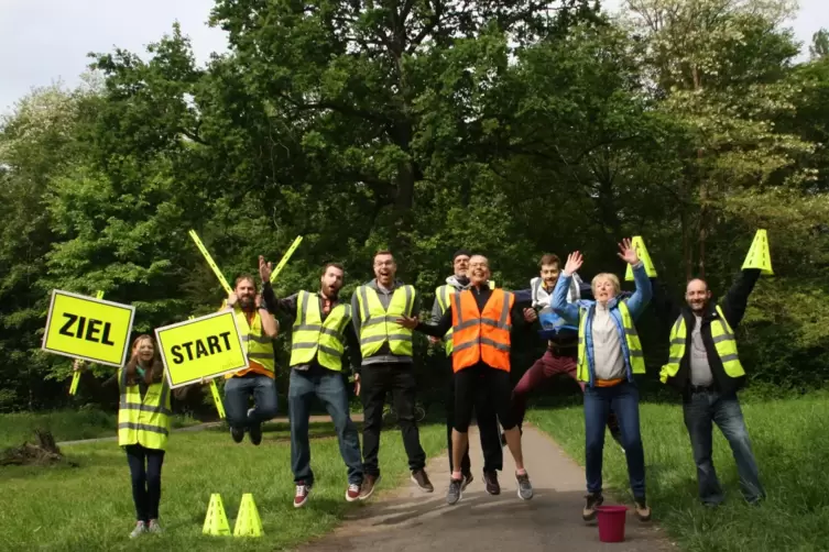 Sie feuern die L&auml;ufer an, sichern die Strecke und stoppen die Zeit: Ohne freiwillige Helfer w&auml;re Parkrun nicht m&ouml;glich.