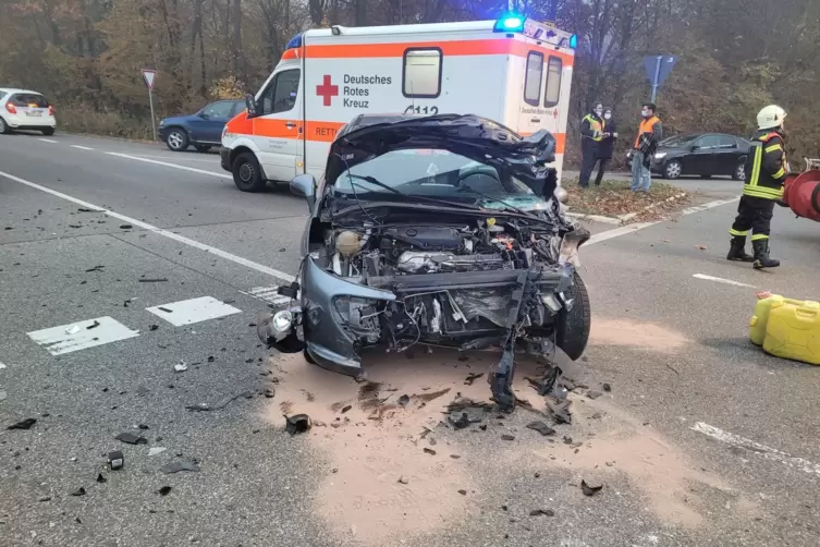 Schwer beschädigt wurde das Auto der 61-Jährigen, der die Vorfahrt genommen worden war. 