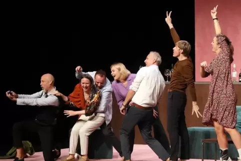 Da macht das Handy noch Spaß: die Freunde (von links) Cosimo (Sven Schöcker), Bianca (Nikola Norgauer), Peppe (Armin H. Köstler)