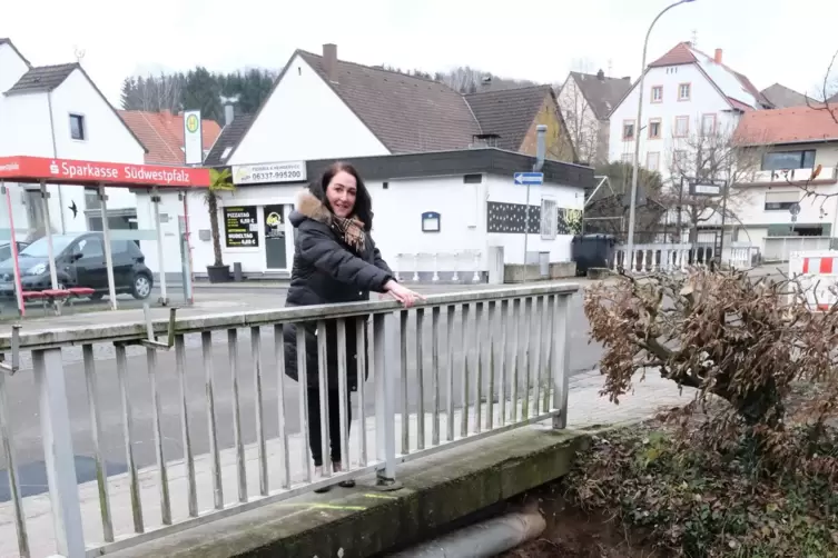 Die Brücke wird seit Mai saniert. Das Foto mit Oberauerbachs Ortsvorsteherin Katja Krug-Abdesallam entstand im Januar.