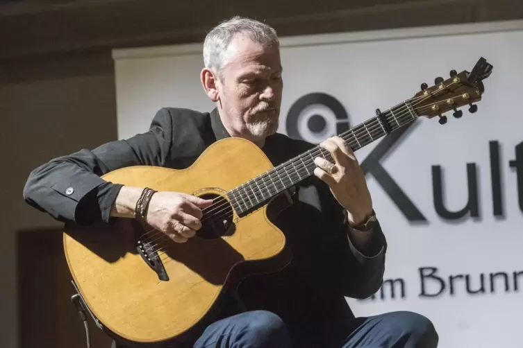 Durchdrungen vom Erbe der Kelten: der walisische Gitarren-Virtuose Dylan Fowler zu Gast im Rodenbacher Bürgerhaus.