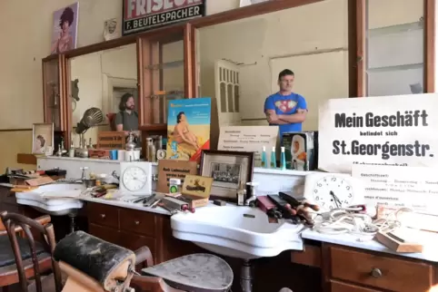 Im Spiegel rechts: Michael Bauer im historischen Friseursalon. Im Spiegel rechts: Michael Bauer im historischen Friseursalon.