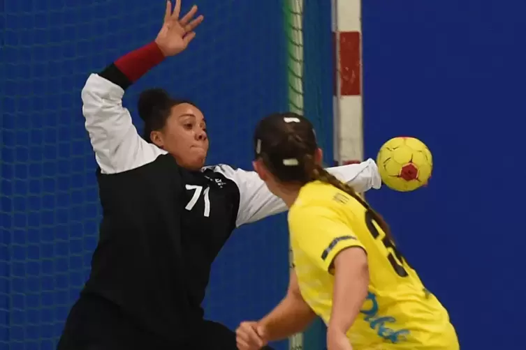 Kendra Little steht wieder im Tor der Handballerinnen der TSG Friesenheim. Sie hatte schon aufgehört. 
