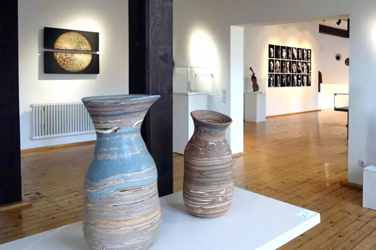 Blick in die Ausstellungsräume: im Vordergrund Keramikgefäße der Pfalzpreisträgerin Dorothee Wenz, dahinter (von links) ein Holz