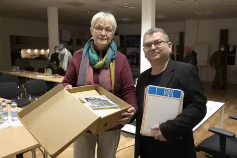 Für den Historiker Klaus Jürgen Becker ist der Karton „eine Schatzkiste“. Links im Bild: Barbara Ritter.