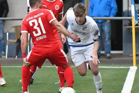Colin Brödel (rechts) belebt das Mittelfeld der SG Rieschweiler. Hier versucht er sich im Spiel gegen den SC Idar-Oberstein Plat