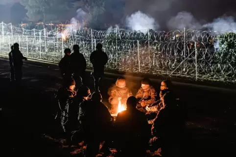 Bei Eiseskälte müssen die Flüchtlinge an der Grenze zu Polen ausharren. 