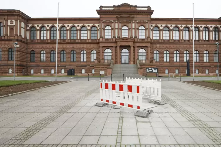 Warten auf die &bdquo;Aufragende&ldquo;: Der endg&uuml;ltige Standort gestern. 