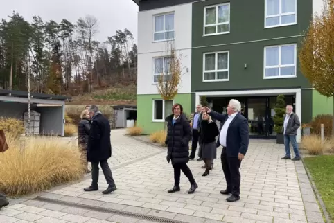 Gebaut wird neben dem bestehenden Hotel Eyberg, wie Hotelier Gerhard Vogel (rechts) Staatssekretärin Petra Dick-Walther erläuter