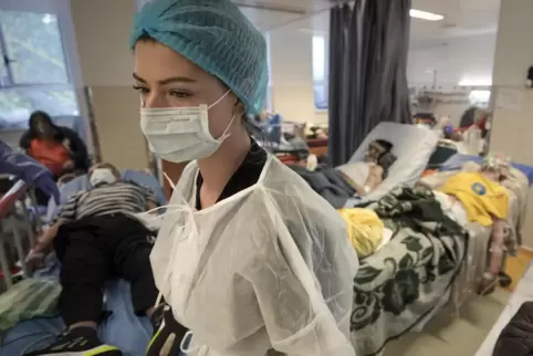 Der Corona-Isolationsraum im Universitäts-Notfallkrankenhaus in Bukarest ist überfüllt. 