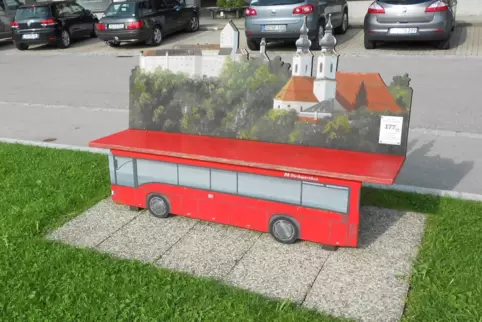 Die Aschauer Busbank steht an der Stelle, von wo man aus dem Ort weg kann – aber wer will das schon ...