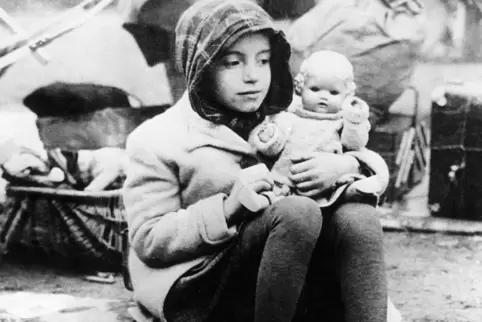 Schicksale: Durch „direkte Kriegseinwirkung“, wie es nüchtern heißt, starben im Zweiten Weltkrieg 60 bis 65 Millionen Menschen, Schicksale: Durch „direkte Kriegseinwirkung“, wie es nüchtern heißt, starben im Zweiten Weltkrieg 60 bis 65 Millionen Menschen,