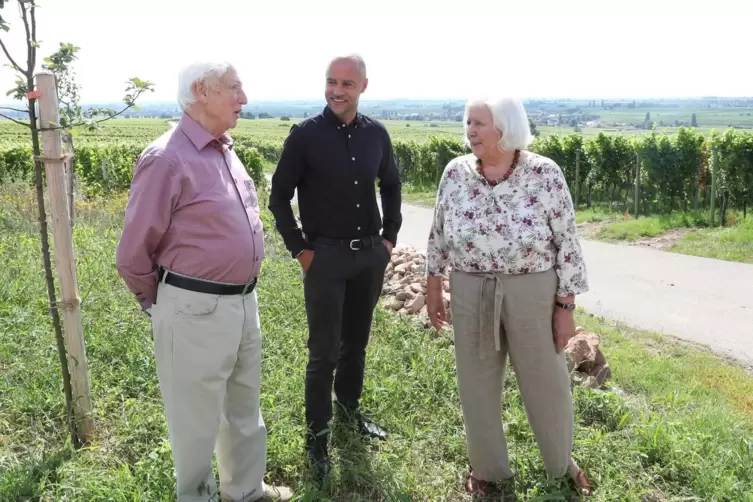 Familienbande: Ludwig und Erika Siener aus Weyher mit dem Franzosen Sandy Campart (Mitte). 