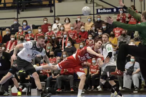 UnzufriedenLudwigshafens Nationalspieler Hendrik Wagner (rotes Trikot) bemängelte die vielen Gegentore, die die Eulen bekommen h