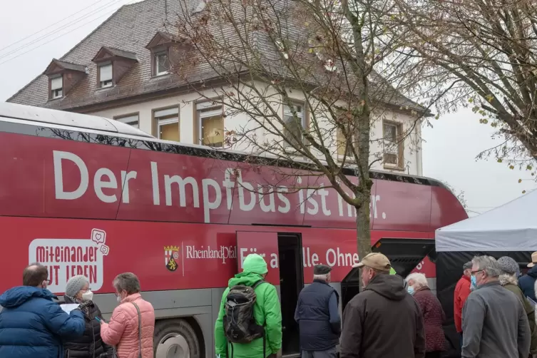 Der Impfbus kommt: Acht mobile Impfteams sind derzeit in den Bussen in Rheinland-Pfalz unterwegs. 